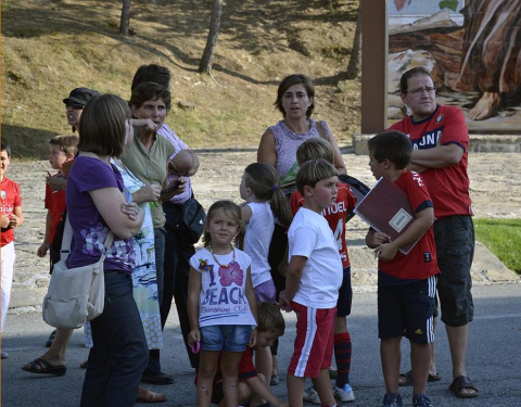 Osasuna fue a Javier para realizar la tradicional ofrenda al santo y se encontró con varios aficionados que se habían acercado para conocer a los jugadores