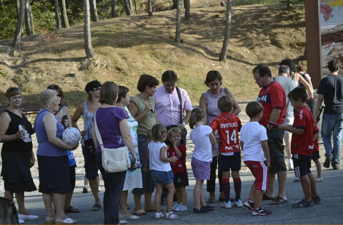 Osasuna fue a Javier para realizar la tradicional ofrenda al santo y se encontró con varios aficionados que se habían acercado para conocer a los jugadores