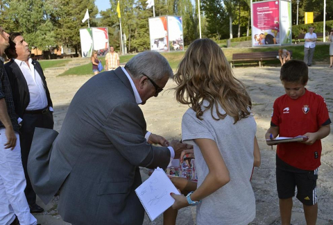 Osasuna fue a Javier para realizar la tradicional ofrenda al santo y se encontró con varios aficionados que se habían acercado para conocer a los jugadores