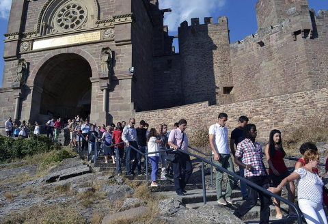 Osasuna fue a Javier para realizar la tradicional ofrenda al santo y se encontró con varios aficionados que se habían acercado para conocer a los jugadores