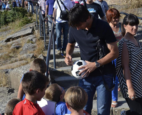 Osasuna fue a Javier para realizar la tradicional ofrenda al santo y se encontró con varios aficionados que se habían acercado para conocer a los jugadores