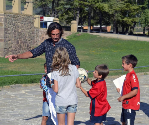Osasuna fue a Javier para realizar la tradicional ofrenda al santo y se encontró con varios aficionados que se habían acercado para conocer a los jugadores