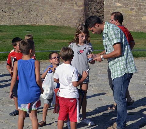 Osasuna fue a Javier para realizar la tradicional ofrenda al santo y se encontró con varios aficionados que se habían acercado para conocer a los jugadores