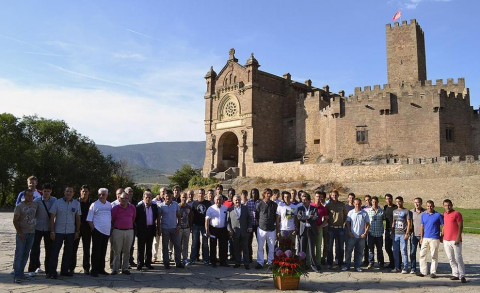 Osasuna fue a Javier para realizar la tradicional ofrenda al santo y se encontró con varios aficionados que se habían acercado para conocer a los jugadores