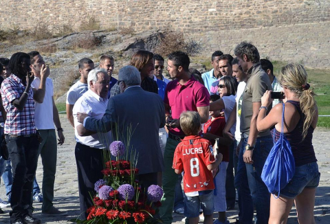 Osasuna fue a Javier para realizar la tradicional ofrenda al santo y se encontró con varios aficionados que se habían acercado para conocer a los jugadores