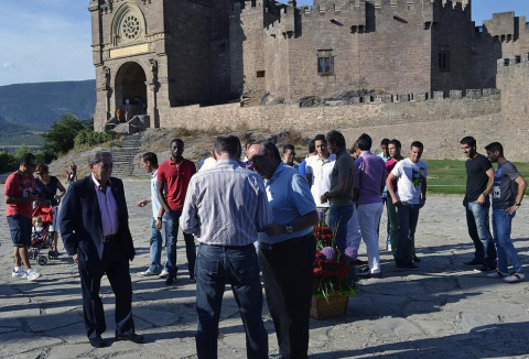 Osasuna fue a Javier para realizar la tradicional ofrenda al santo y se encontró con varios aficionados que se habían acercado para conocer a los jugadores
