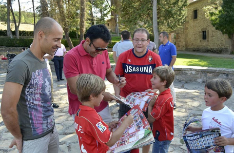 Osasuna fue a Javier para realizar la tradicional ofrenda al santo y se encontró con varios aficionados que se habían acercado para conocer a los jugadores