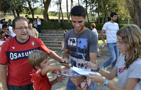Osasuna fue a Javier para realizar la tradicional ofrenda al santo y se encontró con varios aficionados que se habían acercado para conocer a los jugadores