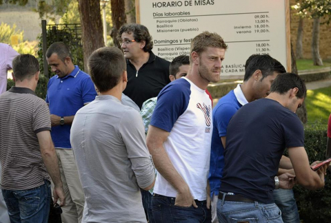 Osasuna fue a Javier para realizar la tradicional ofrenda al santo y se encontró con varios aficionados que se habían acercado para conocer a los jugadores