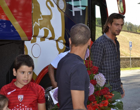 Osasuna fue a Javier para realizar la tradicional ofrenda al santo y se encontró con varios aficionados que se habían acercado para conocer a los jugadores