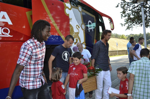 Osasuna fue a Javier para realizar la tradicional ofrenda al santo y se encontró con varios aficionados que se habían acercado para conocer a los jugadores