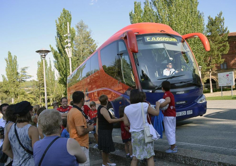 Osasuna fue a Javier para realizar la tradicional ofrenda al santo y se encontró con varios aficionados que se habían acercado para conocer a los jugadores