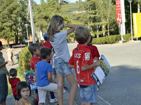 Osasuna fue a Javier para realizar la tradicional ofrenda al santo y se encontró con varios aficionados que se habían acercado para conocer a los jugadores
