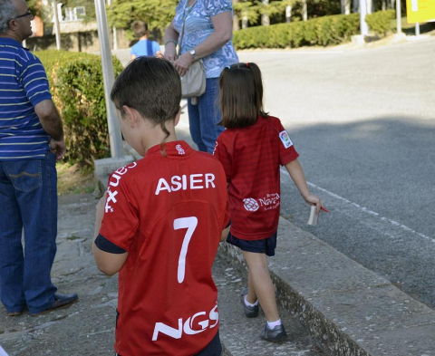 Osasuna fue a Javier para realizar la tradicional ofrenda al santo y se encontró con varios aficionados que se habían acercado para conocer a los jugadores