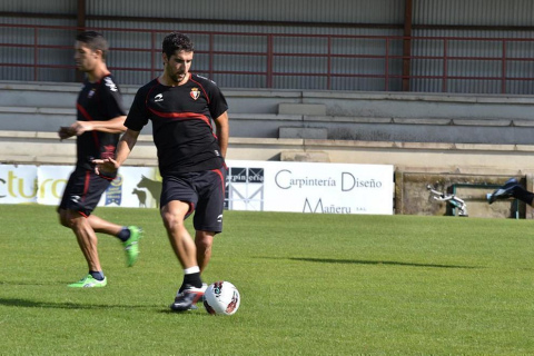 La plantilla de Osasuna ha realizado un corto pero intenso entrenamiento este jueves en Tajonar. Durante una hora, los jugadores de José Luis Mendilibar han trabajado la presión a gran ritmo con diferentes ejercicios.
