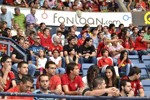 ¿Has estado en el Reyno de Navarra viendo el Osasuna-Sporting? Búscate en la grada entre los aficionados rojillos.