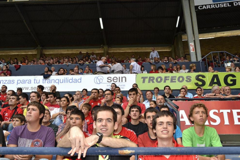¿Has estado en el Reyno de Navarra viendo el Osasuna-Sporting? Búscate en la grada entre los aficionados rojillos.