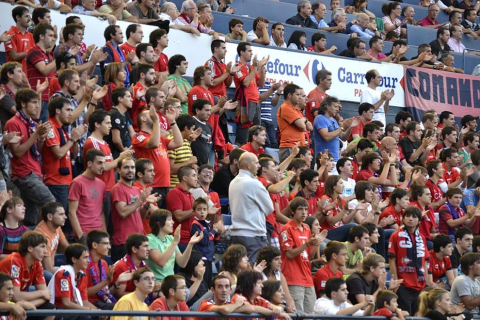 ¿Has estado en el Reyno de Navarra viendo el Osasuna-Sporting? Búscate en la grada entre los aficionados rojillos.