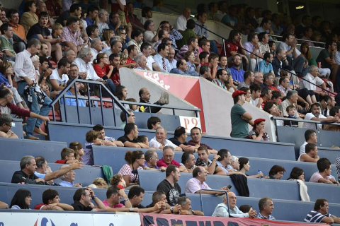 ¿Has estado en el Reyno de Navarra viendo el Osasuna-Sporting? Búscate en la grada entre los aficionados rojillos.
