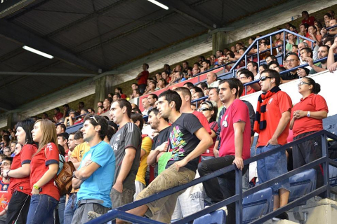 ¿Has estado en el Reyno de Navarra viendo el Osasuna-Sporting? Búscate en la grada entre los aficionados rojillos.