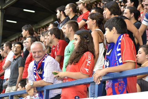 ¿Has estado en el Reyno de Navarra viendo el Osasuna-Sporting? Búscate en la grada entre los aficionados rojillos.