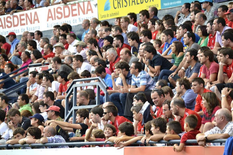 ¿Has estado en el Reyno de Navarra viendo el Osasuna-Sporting? Búscate en la grada entre los aficionados rojillos.