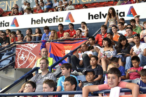 ¿Has estado en el Reyno de Navarra viendo el Osasuna-Sporting? Búscate en la grada entre los aficionados rojillos.