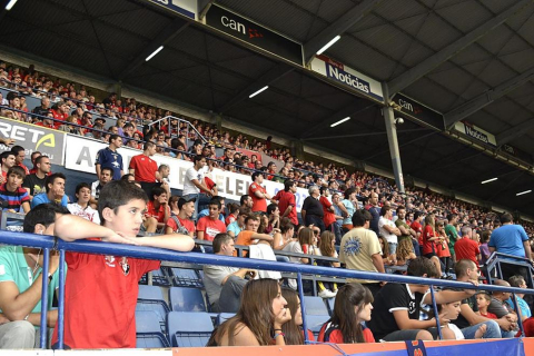 ¿Has estado en el Reyno de Navarra viendo el Osasuna-Sporting? Búscate en la grada entre los aficionados rojillos.