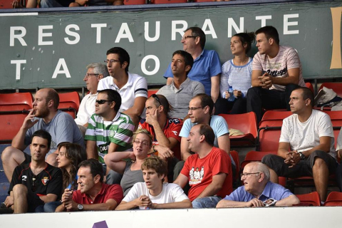 ¿Has estado en el Reyno de Navarra viendo el Osasuna-Sporting? Búscate en la grada entre los aficionados rojillos.