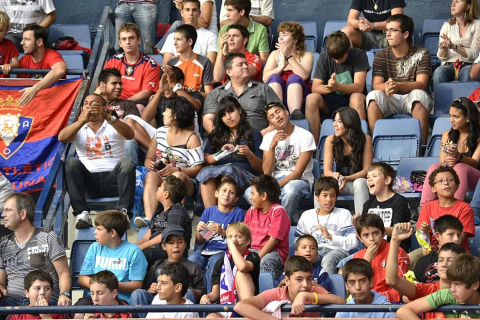 ¿Has estado en el Reyno de Navarra viendo el Osasuna-Sporting? Búscate en la grada entre los aficionados rojillos.