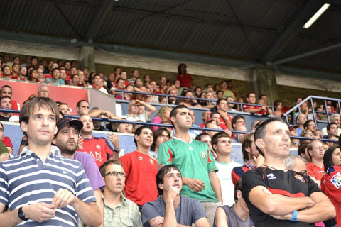 ¿Has estado en el Reyno de Navarra viendo el Osasuna-Sporting? Búscate en la grada entre los aficionados rojillos.