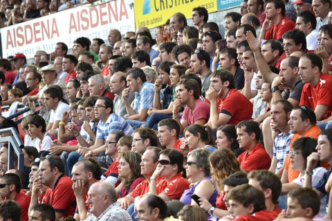 ¿Has estado en el Reyno de Navarra viendo el Osasuna-Sporting? Búscate en la grada entre los aficionados rojillos.