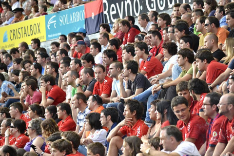 ¿Has estado en el Reyno de Navarra viendo el Osasuna-Sporting? Búscate en la grada entre los aficionados rojillos.