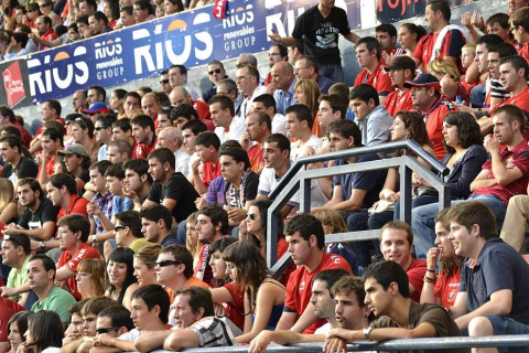 ¿Has estado en el Reyno de Navarra viendo el Osasuna-Sporting? Búscate en la grada entre los aficionados rojillos.