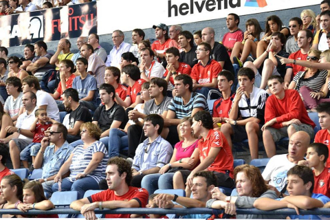 ¿Has estado en el Reyno de Navarra viendo el Osasuna-Sporting? Búscate en la grada entre los aficionados rojillos.