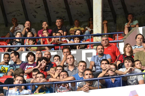 ¿Has estado en el Reyno de Navarra viendo el Osasuna-Sporting? Búscate en la grada entre los aficionados rojillos.