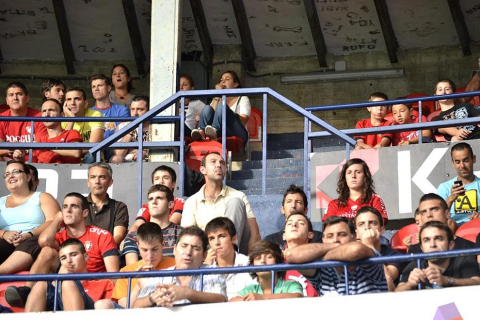 ¿Has estado en el Reyno de Navarra viendo el Osasuna-Sporting? Búscate en la grada entre los aficionados rojillos.