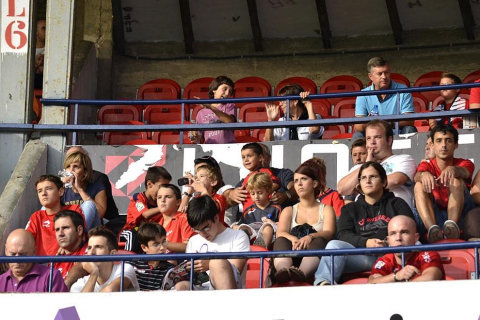 ¿Has estado en el Reyno de Navarra viendo el Osasuna-Sporting? Búscate en la grada entre los aficionados rojillos.