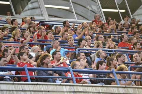 ¿Has estado en el Reyno de Navarra viendo el Osasuna-Sporting? Búscate en la grada entre los aficionados rojillos.
