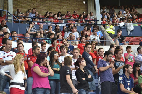 ¿Has estado en el Reyno de Navarra viendo el Osasuna-Sporting? Búscate en la grada entre los aficionados rojillos.