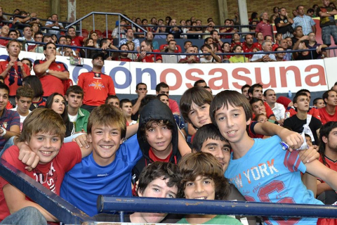 ¿Has estado en el Reyno de Navarra viendo el Osasuna-Sporting? Búscate en la grada entre los aficionados rojillos.