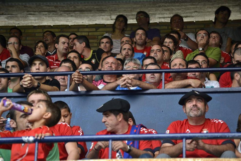 ¿Has estado en el Reyno de Navarra viendo el Osasuna-Sporting? Búscate en la grada entre los aficionados rojillos.