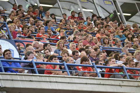 ¿Has estado en el Reyno de Navarra viendo el Osasuna-Sporting? Búscate en la grada entre los aficionados rojillos.