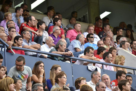 ¿Has estado en el Reyno de Navarra viendo el Osasuna-Sporting? Búscate en la grada entre los aficionados rojillos.