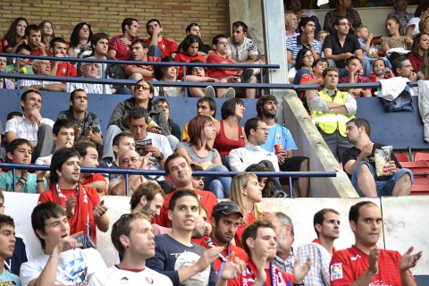 ¿Has estado en el Reyno de Navarra viendo el Osasuna-Sporting? Búscate en la grada entre los aficionados rojillos.