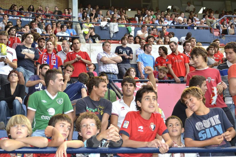 ¿Has estado en el Reyno de Navarra viendo el Osasuna-Sporting? Búscate en la grada entre los aficionados rojillos.