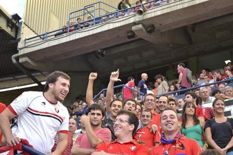 ¿Has estado en el Reyno de Navarra viendo el Osasuna-Sporting? Búscate en la grada entre los aficionados rojillos.