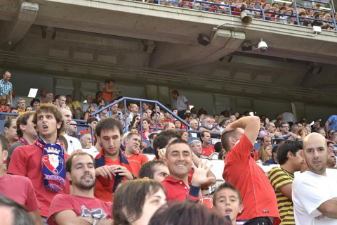 ¿Has estado en el Reyno de Navarra viendo el Osasuna-Sporting? Búscate en la grada entre los aficionados rojillos.