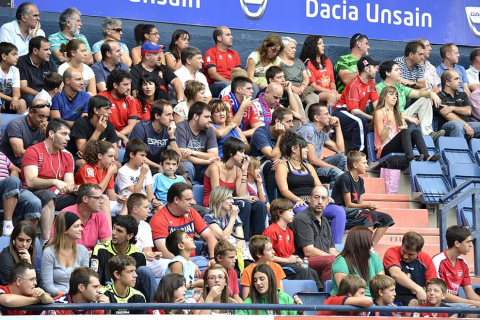 ¿Has estado en el Reyno de Navarra viendo el Osasuna-Sporting? Búscate en la grada entre los aficionados rojillos.