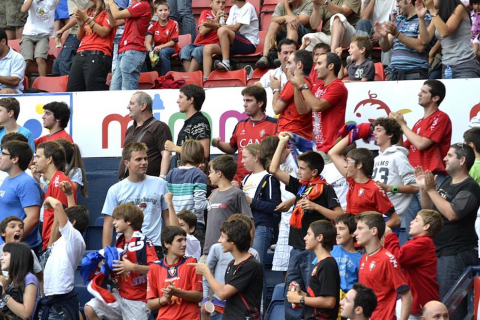 ¿Has estado en el Reyno de Navarra viendo el Osasuna-Sporting? Búscate en la grada entre los aficionados rojillos.